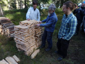 Spånmästare Börje Samuelsson förevisar studenter