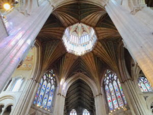 valvet av trä och lanterninen sedd inifrån