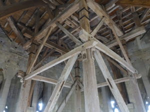 Den undre delen av ställningen av delvis återbrukat virke