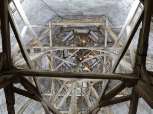 Ställningen inuti stenspiran med en yttre höjd av 123m