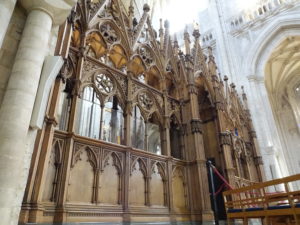 Korskrank och munkstolarna var snickerier från 1310-tal, samtida med SödraRåda.