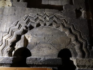 Klockvåningen i tornet med valvbågar från 1106.